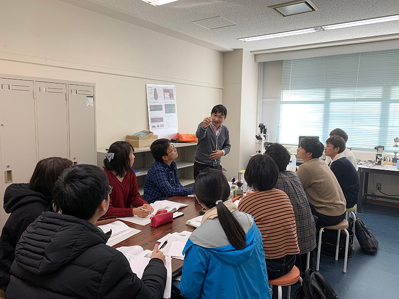 Associate professor Ujihara speaking passionately during laboratory practice to measure the hardness of blood vessels