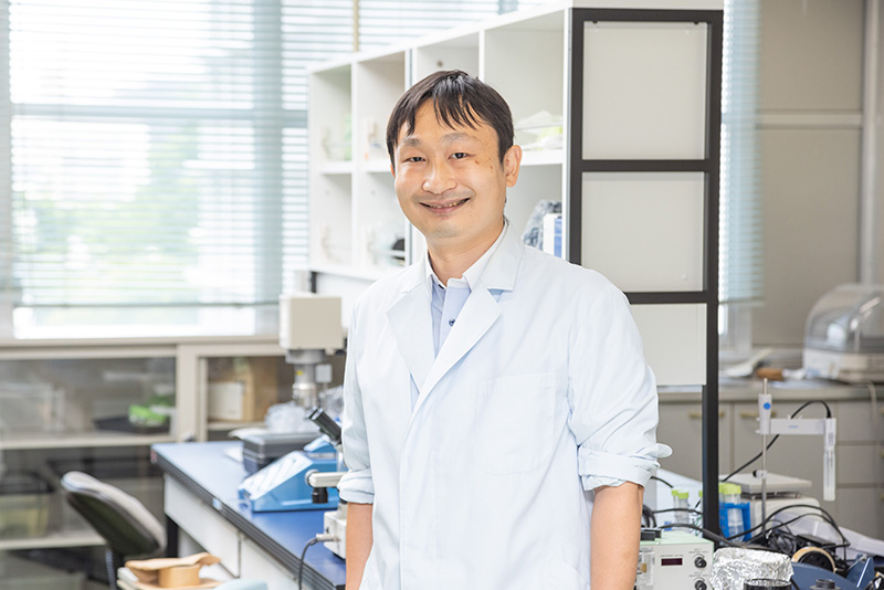 Associate professor Ujihara in the laboratoty