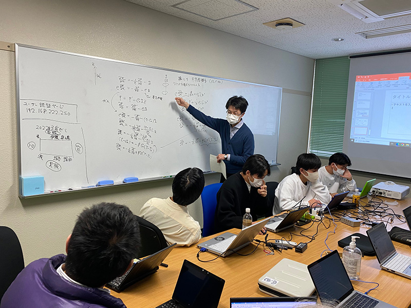 Lab meeting (Assistant Professor Saito is the one standing in front of the whiteboard.)
