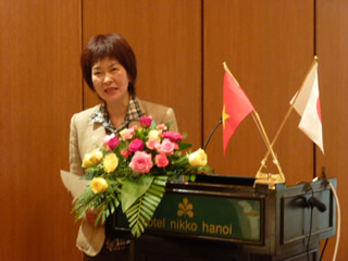Director of Education Center Commemorative photo for International Students Dr. Izumi Yamamoto