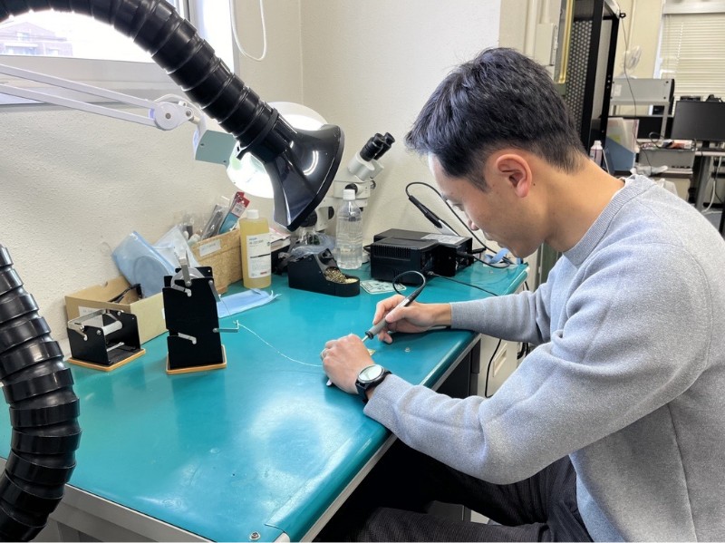 Associate Professor Wakatsuchi making measurement samples