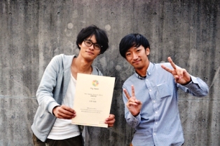 最優秀賞を受賞した広野さん（左）と竹川さん（右）