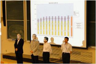 講演者：左から鵜飼教授、鈴木指導員、大河内専門員、青木准教授